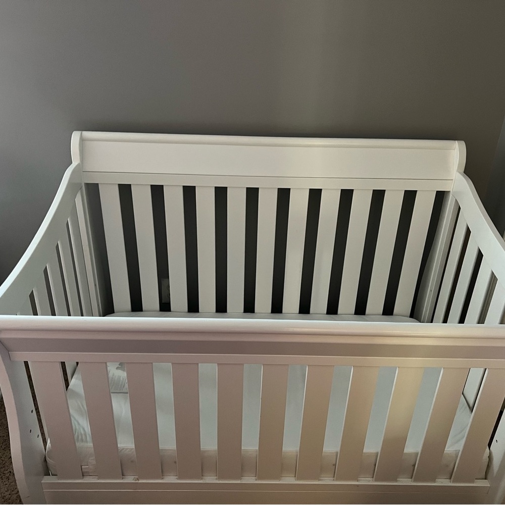 Delta Children Bentley S Series Deluxe 6-in-1 Convertible Crib w/mattress